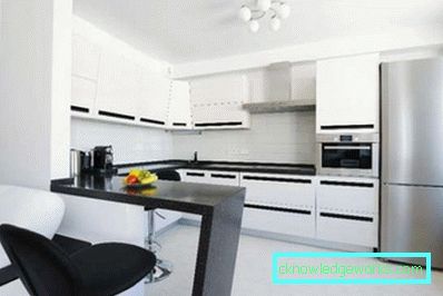 Bijela kuhinja s crnom ili tamnom radnom površinom
