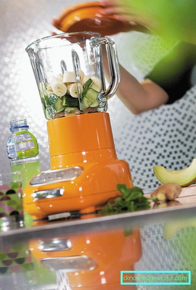 Blender s posudom Blender s posudom