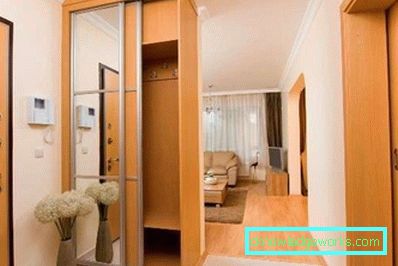 Mala dvorana u Hruščovu - fotografija dizajna uskog hodnika