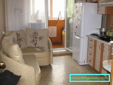 Mali kauč u kuhinji s krevetom Mali kauč u kuhinji s krevetom