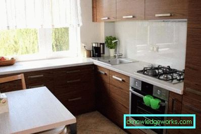 Male kuhinje u malim apartmanima - dizajn interijera na fotografiji