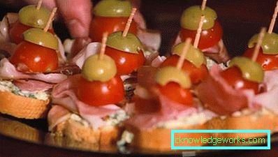 312-Grickalice na svečanom stolu